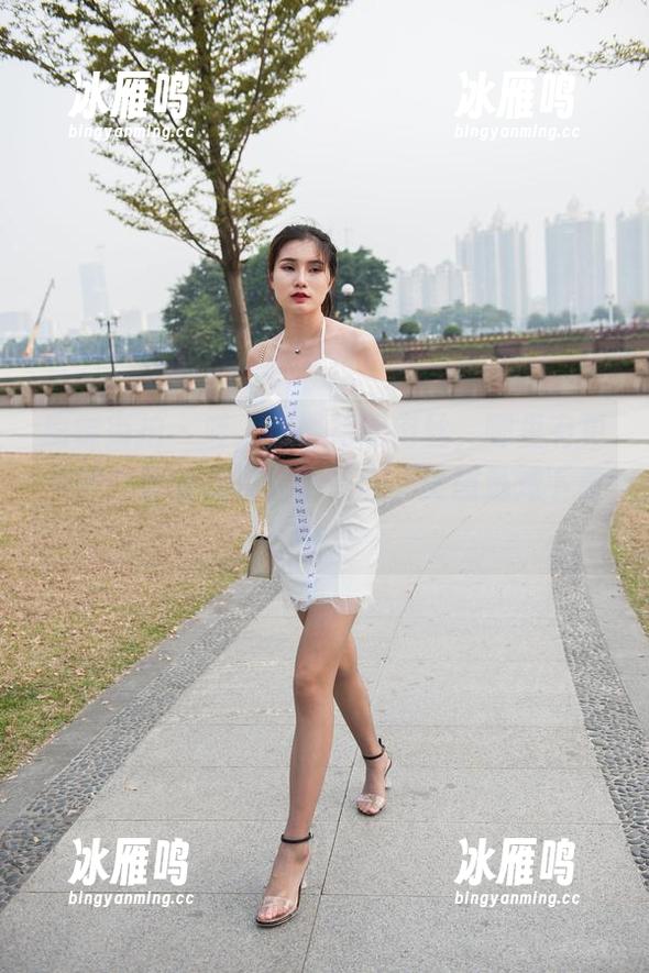 魔镜街拍 - 哇，包臀裙配肉丝，哪里有更美的？萌宝儿在哈哈镜前，美图迅速下载中。