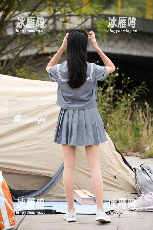 牛仔裤与高跟的“意外配对”，魔镜街拍强势闪亮，分享让我常乐开怀的想法