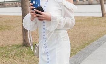 魔镜街拍：这位小姐姐和她的制服包臀裙，教室资源不容小觑！