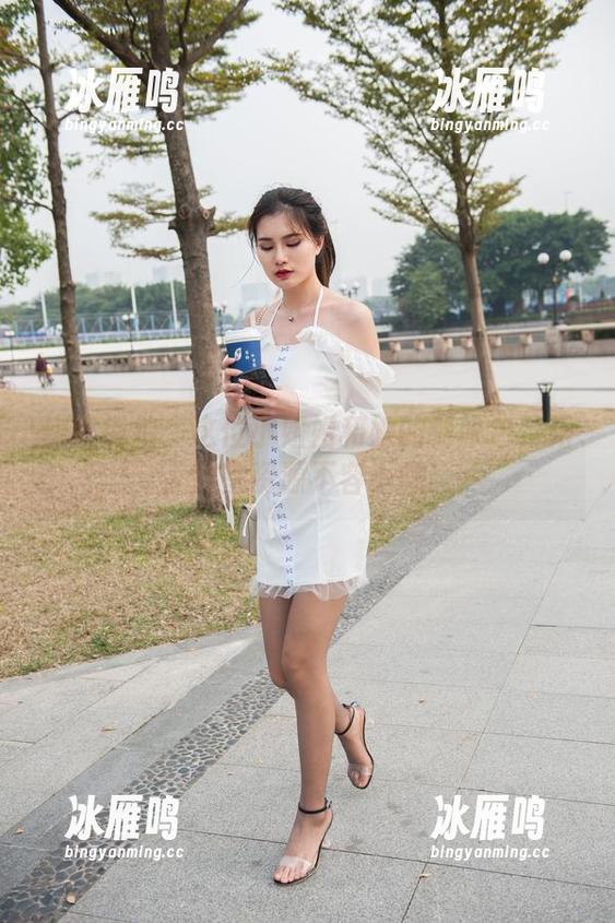 魔镜街拍：这位小姐姐和她的制服包臀裙，教室资源不容小觑！