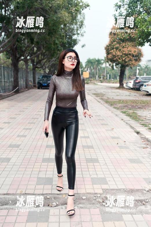 好吧，魔镜街拍，这小百褶裙美女你让我动心了，我要她的壁纸版本！