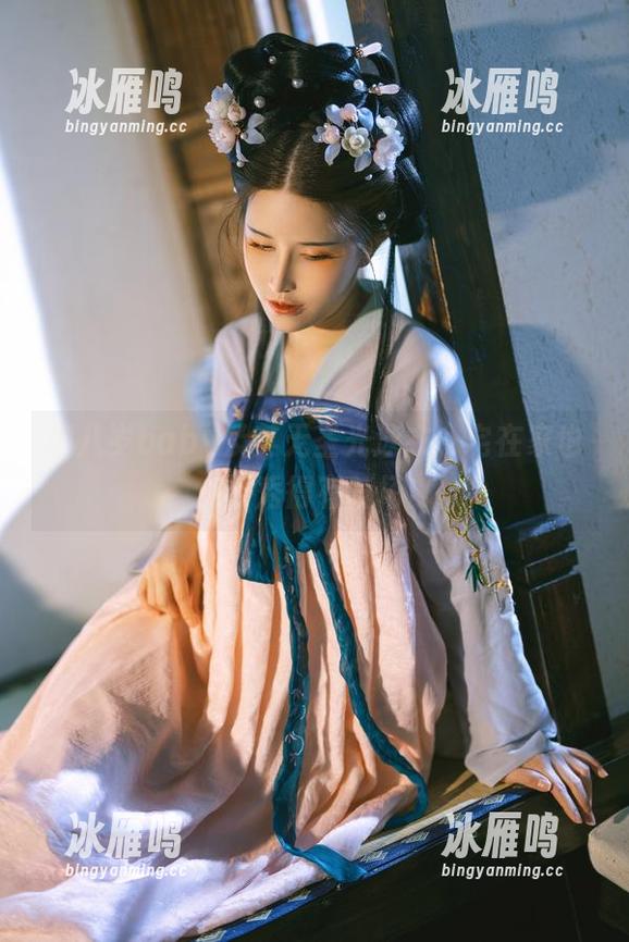 鹿八岁baby及其无圣光泳衣，宅在家也要秀得有气场